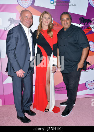 Las Vegas, Nevada, USA. Apr 27, 2017. Ex joueurs professionnels de tennis Andre Agassi, épouse Stefanie Graf et le chef Michael Mina assister à la garder vivante la mémoire du 21e Gala annuel de puissance de l'amour le 27 avril 2017 au MGM Grand Arena de Las Vegas, Nevada Crédit : Marcel Thomas/ZUMA/Alamy Fil Live News Banque D'Images
