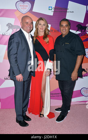 Las Vegas, Nevada, USA. Apr 27, 2017. Ex joueurs professionnels de tennis Andre Agassi, épouse Stefanie Graf et le chef Michael Mina assister à la garder vivante la mémoire du 21e Gala annuel de puissance de l'amour le 27 avril 2017 au MGM Grand Arena de Las Vegas, Nevada Crédit : Marcel Thomas/ZUMA/Alamy Fil Live News Banque D'Images
