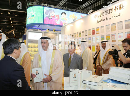 Abu Dhabi, Emirats arabes unis (EAU). Apr 26, 2017. Cheikh Saif bin Zayed Al-Nahyan (2L), vice-premier ministre et ministre de l'intérieur les Emirats arabes unis (EAU), vues l'édition arabe du président chinois Xi Jinping's book 'Xi Jinping : la gouvernance de la Chine" à la 27e Salon International du Livre d'Abu Dhabi à Abu Dhabi le 26 avril 2017. Crédit : Li Zhen/Xinhua/Alamy Live News Banque D'Images