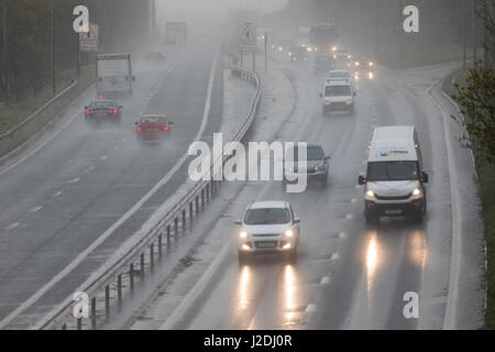 Flintshire, au nord du Pays de Galles, Royaume-Uni. Apr 28, 2017. La météo britannique pour le week-end férié et trouble humide commence sur de nombreuses régions du Royaume-Uni et restera dans les pièces pour la fin de semaine. Conditons Misserable les routes au début de la Bank Holiday weekend comme ces lecteurs d'expérience sur l'A55 Flinthsire DGDImages dans ©/Alamy Vivre Newsws Banque D'Images