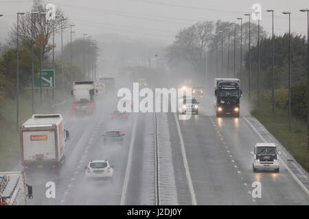 Flintshire, au nord du Pays de Galles, Royaume-Uni. Apr 28, 2017. La météo britannique pour le week-end férié et trouble humide commence sur de nombreuses régions du Royaume-Uni et restera dans les pièces pour la fin de semaine. Conditons Misserable les routes au début de la Bank Holiday weekend comme ces lecteurs d'expérience sur l'A55 en Flinthsire DGDImages : Crédit/Alamy Live News Banque D'Images