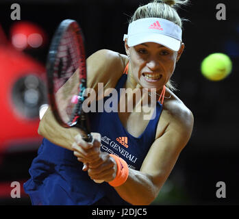 Stuttgart, Allemagne. Apr 27, 2017. Joueuse de tennis allemande Angelique Kerber lors du match contre le joueur de tennis français Kristina Mladenovic à la Porsche Arena de Stuttgart, Allemagne, 27 avril 2017. Photo : Bernd Weissbrod/dpa/Alamy Live News Banque D'Images