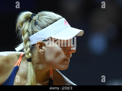 Stuttgart, Allemagne. Apr 27, 2017. Joueuse de tennis allemande Angelique Kerber lors du match contre le joueur de tennis français Kristina Mladenovic à la Porsche Arena de Stuttgart, Allemagne, 27 avril 2017. Photo : Bernd Weissbrod/dpa/Alamy Live News Banque D'Images