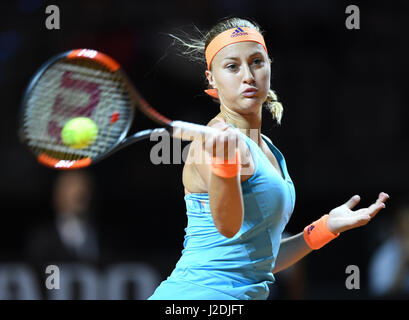 Stuttgart, Allemagne. Apr 27, 2017. Joueur de tennis français Kristina Mladenovic pendant féminin match contre le joueur de tennis allemande Angelique Kerber à la Porsche Arena de Stuttgart, Allemagne, 27 avril 2017. Photo : Bernd Weissbrod/dpa/Alamy Live News Banque D'Images