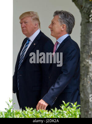 Washington, Us. Apr 27, 2017. Le Président des Etats-Unis, Donald J. Trump partage une conversation avec le président Mauricio Macri de l'Argentine à pied sur la Colonnade de la Maison Blanche à Washington, DC le jeudi 27 avril 2017. Credit : Ron Sachs/CNP - AUCUN FIL SERVICE - Photo : Ron Sachs/consolidé/dpa/Alamy Live News Banque D'Images