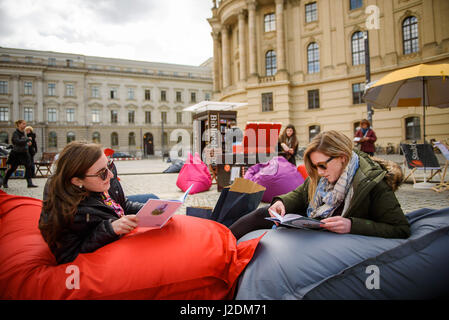 Berlin, Allemagne. Apr 27, 2017. Les visiteurs vous détendre sur poufs et hamacs dans un carré à Berlin, Allemagne, 27 avril 2017. Autour de 3000 livres ont été mis à la disposition du public dans le cadre d'une initiative de lecture qui se poursuivra jusqu'au 30 avril 2017. Photo : Gregor Fischer/dpa/Alamy Live News Banque D'Images