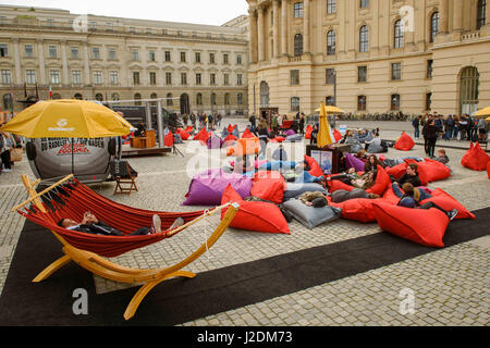 Berlin, Allemagne. Apr 27, 2017. Les visiteurs vous détendre sur poufs et hamacs dans un carré à Berlin, Allemagne, 27 avril 2017. Autour de 3000 livres ont été mis à la disposition du public dans le cadre d'une initiative de lecture qui se poursuivra jusqu'au 30 avril 2017. Photo : Gregor Fischer/dpa/Alamy Live News Banque D'Images