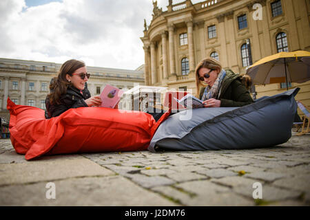 Berlin, Allemagne. Apr 27, 2017. Les visiteurs vous détendre sur poufs et hamacs dans un carré à Berlin, Allemagne, 27 avril 2017. Autour de 3000 livres ont été mis à la disposition du public dans le cadre d'une initiative de lecture qui se poursuivra jusqu'au 30 avril 2017. Photo : Gregor Fischer/dpa/Alamy Live News Banque D'Images