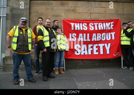 Carlisle, Royaume-Uni. Apr 28, 2017. RMT grève le Virgin Trains Côte Est et du Nord de l'Arriva grève service dans une querelle sur le futur rôle de former les gardiens. Crédit : David Whinham/Alamy Live News Banque D'Images