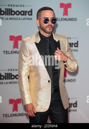 Coral Gables, en Floride, aux Etats-Unis. Apr 27, 2017. Yandel au Billboard Latin Music Awards à Watsco Centre à Coral Gables, en Floride le 15 avril 2017. Crédit : Aaron Gilbert Punch/media/Alamy Live News Banque D'Images