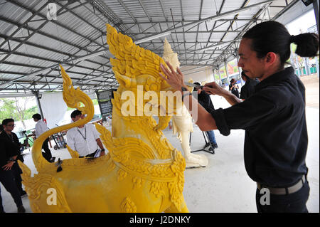 Bangkok, Thaïlande. Apr 28, 2017. Le personnel du Département des beaux-arts de travailler sur une sculpture ornementale pour le Roi Bhumibol Adulyadej's cremation cérémonie à un atelier de fortune à la place Sanam Luang, à Bangkok, Thaïlande, le 28 avril 2017. Le Cabinet thaïlandais a reconnu vendredi la tenue de la royal les cinq jours des cérémonies funéraires du roi Bhumibol Adulyadej du 25 au 29 octobre cette année. Credit : Rachen Sageamsak/Xinhua/Alamy Live News Banque D'Images