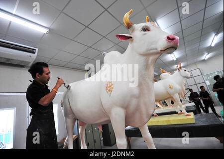 Bangkok, Thaïlande. Apr 28, 2017. Le personnel du Département des beaux-arts de travailler sur une sculpture ornementale pour le Roi Bhumibol Adulyadej's cremation cérémonie à un atelier de fortune à la place Sanam Luang, à Bangkok, Thaïlande, le 28 avril 2017. Le Cabinet thaïlandais a reconnu vendredi la tenue de la royal les cinq jours des cérémonies funéraires du roi Bhumibol Adulyadej du 25 au 29 octobre cette année. Credit : Rachen Sageamsak/Xinhua/Alamy Live News Banque D'Images