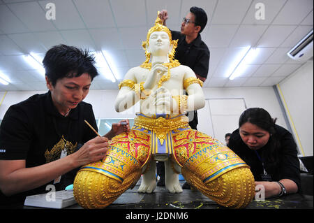 Bangkok, Thaïlande. Apr 28, 2017. Le personnel du Département des beaux-arts de travailler sur une sculpture ornementale pour le Roi Bhumibol Adulyadej's cremation cérémonie à un atelier de fortune à la place Sanam Luang, à Bangkok, Thaïlande, le 28 avril 2017. Le Cabinet thaïlandais a reconnu vendredi la tenue de la royal les cinq jours des cérémonies funéraires du roi Bhumibol Adulyadej du 25 au 29 octobre cette année. Credit : Rachen Sageamsak/Xinhua/Alamy Live News Banque D'Images