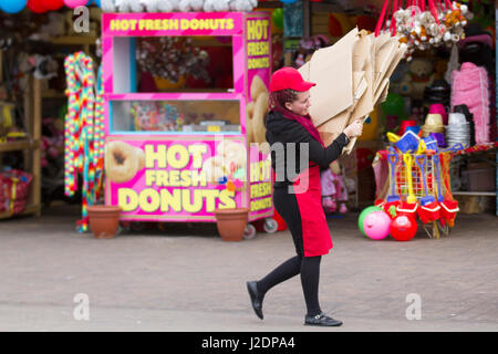 Woman carrying cardboard refuser sur la golden mile front qui est maintenant quelque peu réduite à la zone autour de la tour de pointe. Le tourisme d'affaires est doté de points de restauration rapide et boutiques de souvenirs pour touristes et des aliments avec tous les éléments requis pour une vacances à la plage. Credit : MediaWorldImages/Alamy Live News Banque D'Images