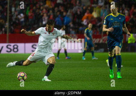 Jovetic(L) et Fontás(R) en action pendant le match entre Sevilla FC vs RC Celta de Vigo, dans le cadre de la Liga à l'Estadio Ramón Sánchez Pizjuán le 27 avril 2017 à Séville (Photo par Ismael Molina/ Support Photo Express) Banque D'Images