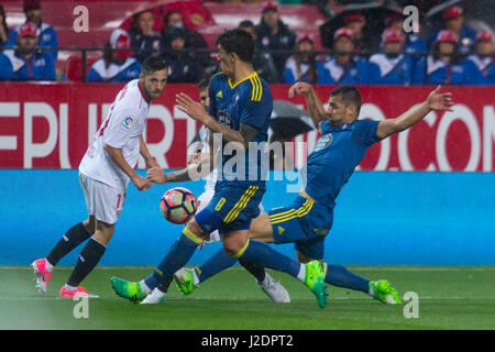 Jovetic du FC Séville en action pendant le match entre Sevilla FC vs RC Celta de Vigo, dans le cadre de la Liga à l'Estadio Ramón Sánchez Pizjuán le 27 avril 2017 à Séville (Photo par Ismael Molina/ Support Photo Express) Banque D'Images