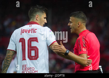 Jovetic du FC Séville en action pendant le match entre Sevilla FC vs RC Celta de Vigo, dans le cadre de la Liga à l'Estadio Ramón Sánchez Pizjuán le 27 avril 2017 à Séville (Photo par Ismael Molina/ Support Photo Express) Banque D'Images