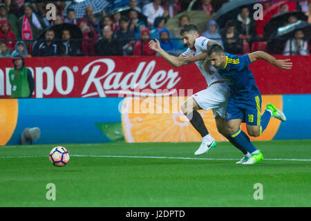 Jovetic(L) et Jonny(R) en action pendant le match entre Sevilla FC vs RC Celta de Vigo, dans le cadre de la Liga à l'Estadio Ramón Sánchez Pizjuán le 27 avril 2017 à Séville (Photo par Ismael Molina/ Support Photo Express) Banque D'Images