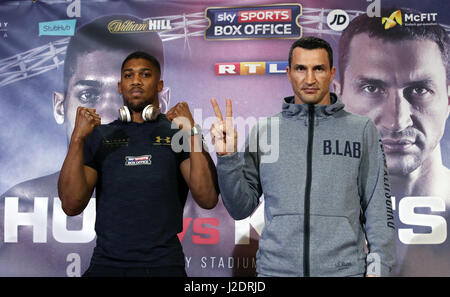 Anthony Josué (à gauche) et Wladimir Klitschko lors d'une conférence de presse à Sky Sports Studios, Isleworth. Banque D'Images