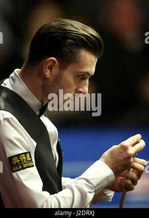 Mark Selby pendant son match contre Ding Junhui au jour 13 de l'championnats du monde de snooker Betfred à The Crucible Theatre, Sheffield. Banque D'Images