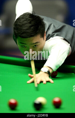 Ding Junhui pendant son match contre Mark Selby au jour 13 de l'championnats du monde de snooker Betfred à The Crucible Theatre, Sheffield. Banque D'Images