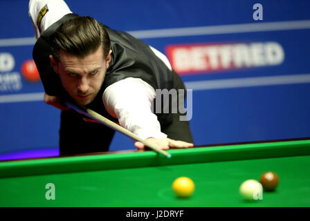 Mark Selby pendant son match contre Ding Junhui au jour 13 de l'championnats du monde de snooker Betfred à The Crucible Theatre, Sheffield. Banque D'Images