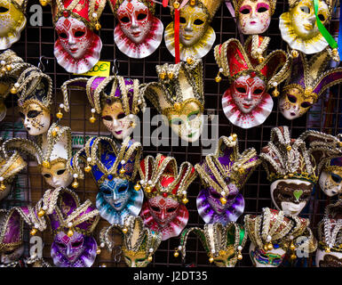 Les masques vénitiens en magasin à Venise. Banque D'Images