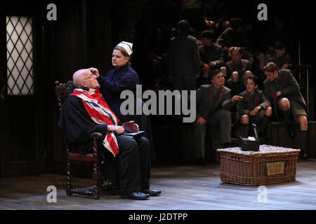 Ricahrd Wilson (L) fonctionne comme le directeur, avec Jenny Galloway comme infirmière dans Alan Bennett's 'jouer' sur 40 ans au Festival Theatr Chichetser Banque D'Images