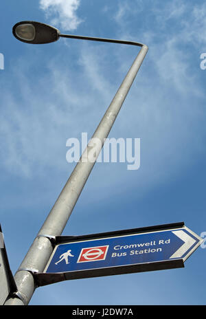 Signe pointant vers la droite pour la gare routière de Cromwell Road, Kingston upon Thames, Surrey, Angleterre Banque D'Images