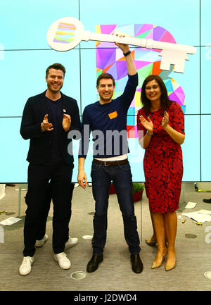 Usage éditorial seul gagnant Ryan Crabbe (centre), avec des présentateurs de télévision Rick Edwards et Amanda Lamb, qui a remporté une série de défis à l'ouverture de Clydesdale and Yorkshire boutique pilote des banques Studio B à Kensington, Londres, dans un concours pour gagner un penthouse de luxe à Londres pour un an de loyer. Banque D'Images