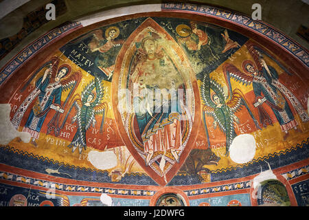 Douzième siècle fresques romanes de l'Abside représentant le Christ Pantocrator de Estaon ( en majesté) entouré d'anges, de style byzantin de la ch Banque D'Images