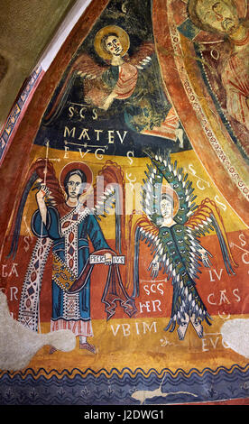 Douzième siècle fresques romanes de l'Abside de Estaon représentant un style byzantin des anges avec l'Archange Gabriel, de l'église de Sant Eulalia Banque D'Images