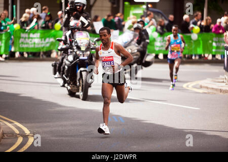 Kenenisa Bekele de l'Ethiopie, en compétition dans le Londres 2017 Maratrhon. Il a fini deuxième, dans un temps de 02:05:57 Banque D'Images