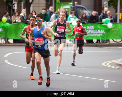 Michael Shelley (AUS), Javier Guerra (Espagne), Ghebre Kibrom (IRA), , Gherbeslassie Ghirmay (IRA), en compétition dans le Marathon de Londres 2017 Banque D'Images