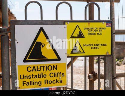 Signes d'avertissement à côté de l'instabilité de falaises de Sidmouth, qui souvent fracture et tombent sur la plage ci-dessous. Banque D'Images