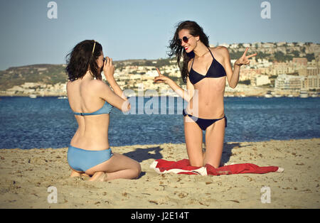 2 femmes sur la plage Banque D'Images