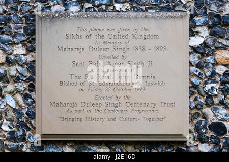 Plaque commémorative à Maharaja Duleep Singh sur le mur d'Elveden église dans le Suffolk. Banque D'Images