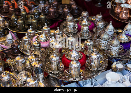 Le cuivre et l'argent à la main la tasse de café turc ensemble souvenir du Grand Bazar à Istanbul Banque D'Images