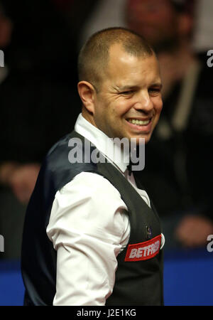 Barry Hawkins pendant son match contre John Higgins sur treize jours du championnat du monde de snooker Betfred à The Crucible Theatre, Sheffield. Banque D'Images