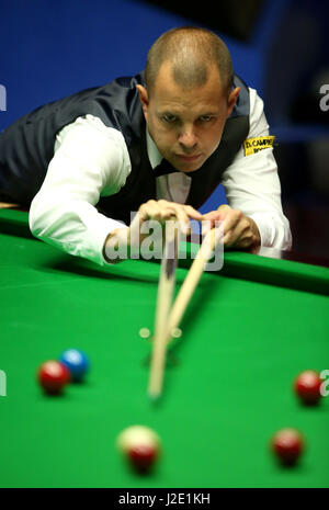 Barry Hawkins pendant son match contre John Higgins sur treize jours du championnat du monde de snooker Betfred à The Crucible Theatre, Sheffield. Banque D'Images