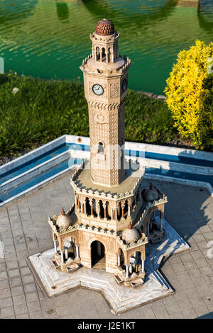 Modèle représentant de vieille tour de l'horloge situé au Konak Square dans le district de Konak Izmir. Miniaturk est un parc miniature d'Istanbul. Banque D'Images