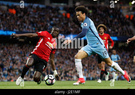 Manchester United, Eric Bailly (à gauche) et Manchester City's Leroy Sane bataille pour la balle durant le premier match de championnat à l'Etihad Stadium, Manchester. Banque D'Images