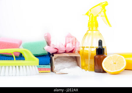 Nettoyants naturels respectueux de l'environnement, les produits de nettoyage. Nettoyage vert fait maison sur fond blanc. Banque D'Images