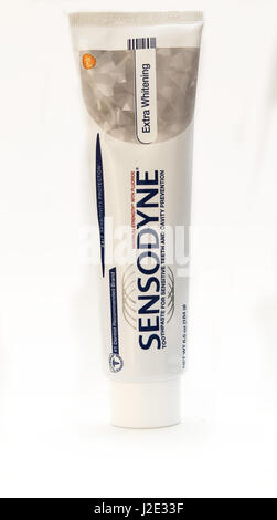 Un tube de dentifrice Sensodyne isolé sur fond blanc. Banque D'Images