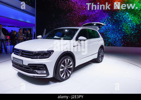 Francfort - le 22 septembre 2015 : Volkswagen Tiguan R-Line présenté sur la 66e International Motor Show dans le parc des expositions Messe Frankfurt Banque D'Images