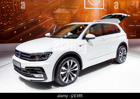 Francfort, Allemagne - 23 septembre 2015 : Volkswagen Tiguan R-Line présenté sur la 66e International Motor Show Banque D'Images