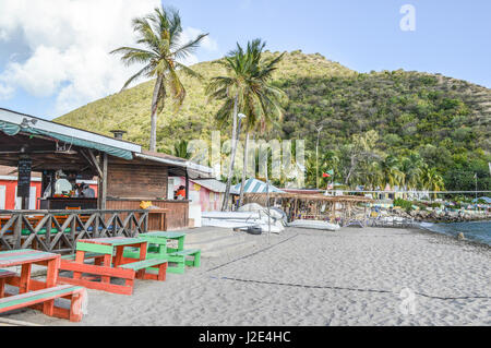 Filet de volley-ball mis en place à côté de restaurants sur la plage à St-Kitts et Nevis Banque D'Images