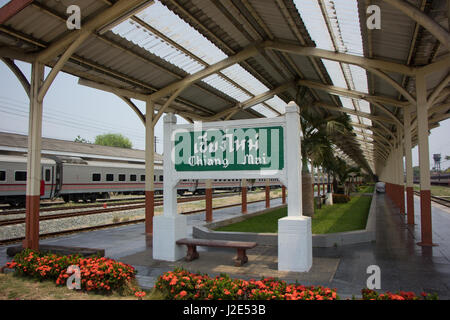 CHIANG MAI, THAÏLANDE - 23 avril 2017 : La gare de Chiangmai et nouvelle voiture pour l'arrière plan. Nom du trajet est Uttaravithi entre Bangkok et C Banque D'Images