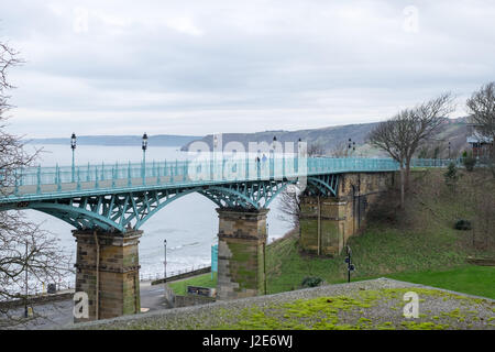 Un exemple rare d'un span cast-iron bridge. Pont Spa est situé près du Grand Hotel à Scarborough et, construit comme un pont routier, est maintenant limite Banque D'Images