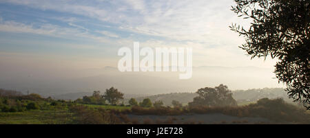 Misty la lumière avec les montagnes Troodos dans la nuit, à Chypre. Banque D'Images